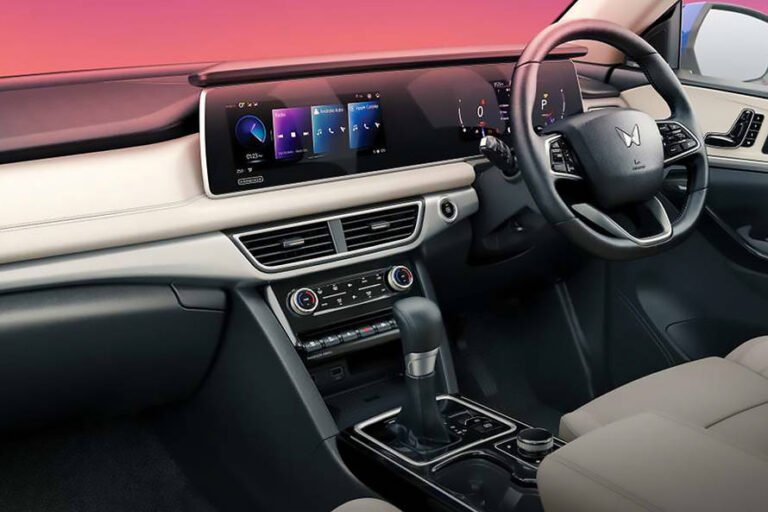 Mahindra XUV700 DashBoard
