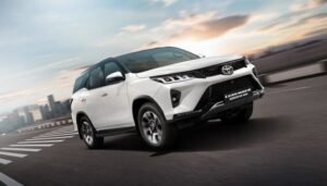 Toyota Fortuner vs Toyota Innova Hycross SUV 2025