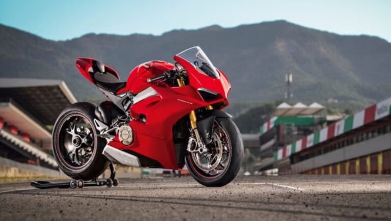 Ducati Panigale V4 2025: High-Performance Superbike with Power and Style
