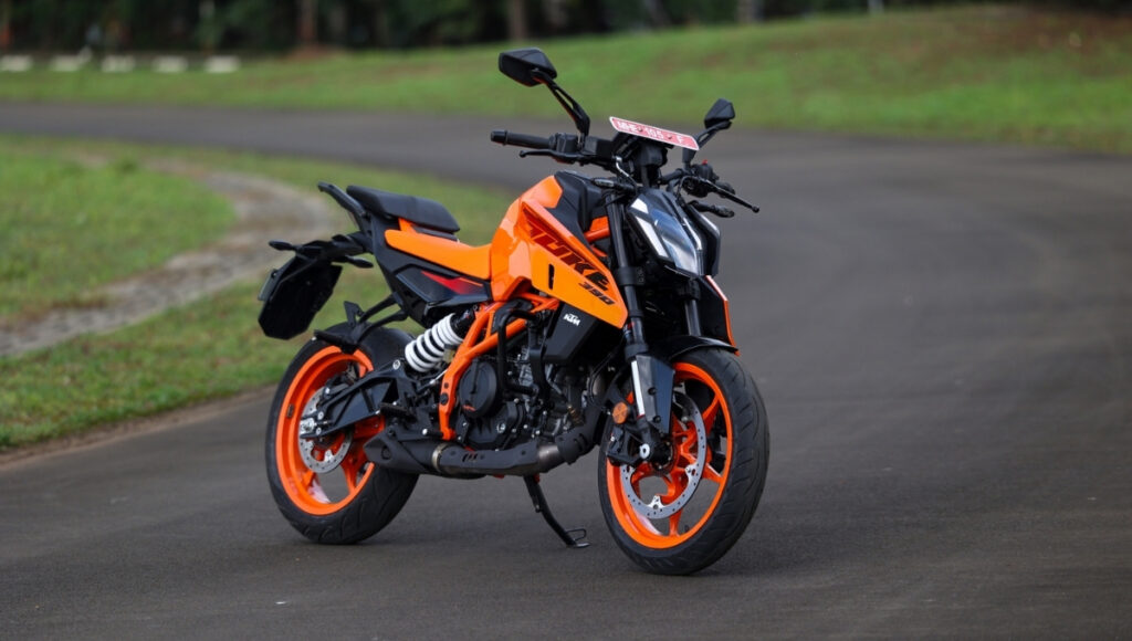 KTM 390 Duke 2025 Review: Powerful Street Bike with Aggressive Design and Performance